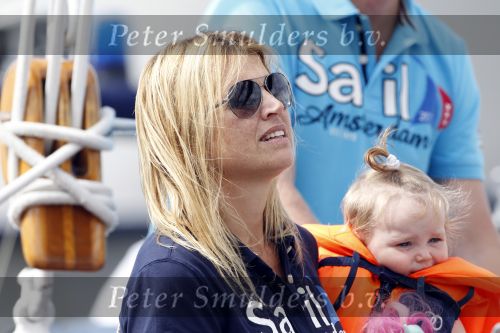 Amsterdam 21 augustus 2010
Prins Willem Alkexander met de groende Draeck bij sail. Prinses Maxima Prinses Amalia Ariane en Alexia zijn er ook bij. Ook is er een kindermeisje bij. Ze voeren onder begeleiding van meerdere politie boten
Peter Smulders bv