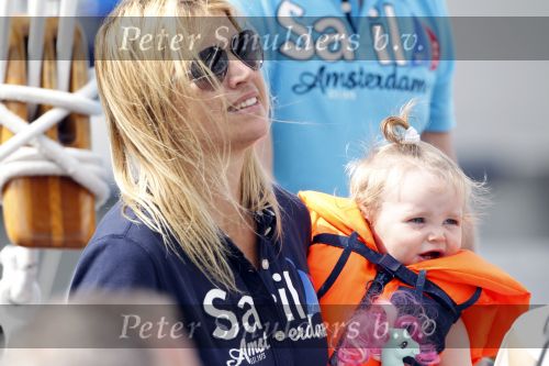 Amsterdam 21 augustus 2010
Prins Willem Alkexander met de groende Draeck bij sail. Prinses Maxima Prinses Amalia Ariane en Alexia zijn er ook bij. Ook is er een kindermeisje bij. Ze voeren onder begeleiding van meerdere politie boten
Peter Smulders bv