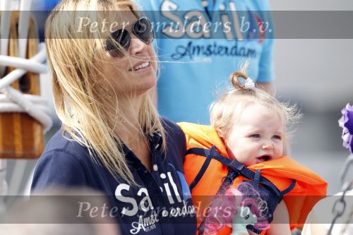 Amsterdam 21 augustus 2010
Prins Willem Alkexander met de groende Draeck bij sail. Prinses Maxima Prinses Amalia Ariane en Alexia zijn er ook bij. Ook is er een kindermeisje bij. Ze voeren onder begeleiding van meerdere politie boten
Peter Smulders bv