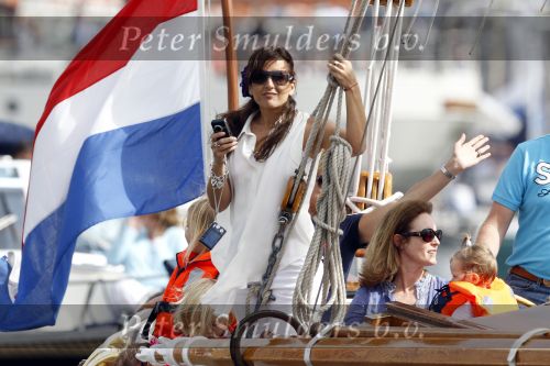 Amsterdam 21 augustus 2010
Prins Willem Alkexander met de groende Draeck bij sail. Prinses Maxima Prinses Amalia Ariane en Alexia zijn er ook bij. Ook is er een kindermeisje bij. Ze voeren onder begeleiding van meerdere politie boten
Peter Smulders bv