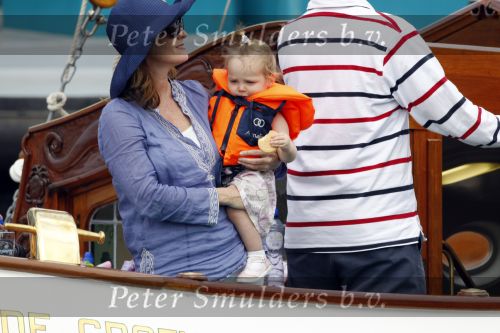 Amsterdam 21 augustus 2010
Prins Willem Alkexander met de groende Draeck bij sail. Prinses Maxima Prinses Amalia Ariane en Alexia zijn er ook bij. Ook is er een kindermeisje bij. Ze voeren onder begeleiding van meerdere politie boten
Peter Smulders bv
