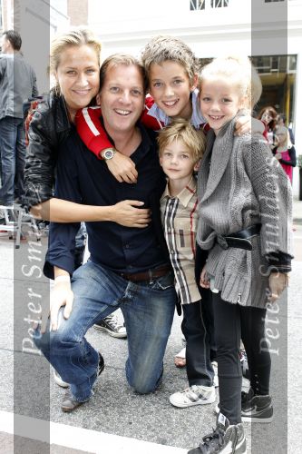 Amsterdam 22 augustus 2010
Grazia PC Catwalk op de pc hooftstraat. Michiel Mol met Paulien Huizinga en hun kinderen Paul Myrthe en Pieter
Peter Smulders bv