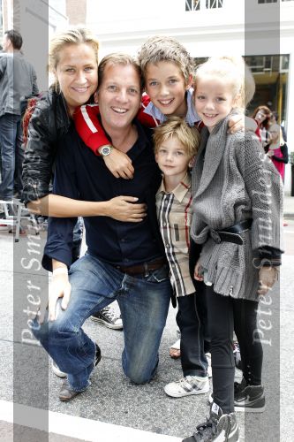 Amsterdam 22 augustus 2010
Grazia PC Catwalk op de pc hooftstraat. Michiel Mol met Paulien Huizinga en hun kinderen Paul Myrthe en Pieter
Peter Smulders bv