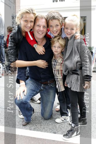 Amsterdam 22 augustus 2010
Grazia PC Catwalk op de pc hooftstraat. Michiel Mol met Paulien Huizinga en hun kinderen Paul Myrthe en Pieter
Peter Smulders bv