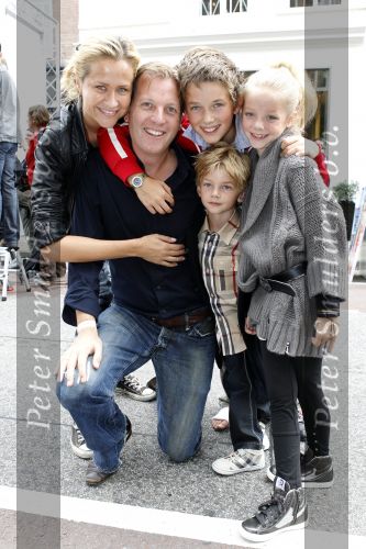 Amsterdam 22 augustus 2010
Grazia PC Catwalk op de pc hooftstraat. Michiel Mol met Paulien Huizinga en hun kinderen Paul Myrthe en Pieter
Peter Smulders bv