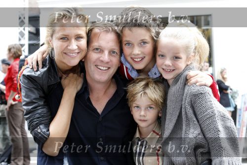 Amsterdam 22 augustus 2010
Grazia PC Catwalk op de pc hooftstraat. Michiel Mol met Paulien Huizinga en hun kinderen Paul Myrthe en Pieter
Peter Smulders bv
