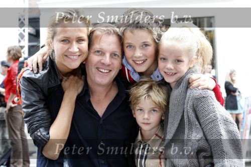 Amsterdam 22 augustus 2010
Grazia PC Catwalk op de pc hooftstraat. Michiel Mol met Paulien Huizinga en hun kinderen Paul Myrthe en Pieter
Peter Smulders bv