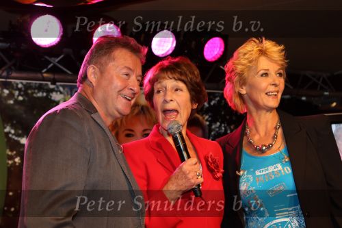 Volendam, 8 September 2010
Uitreiking nieuwe CD van Jan Keizer & Anny Schilder
Mies Bouwman met Jan Keizer en Anny Schilder
Foto Peter Smulders BV