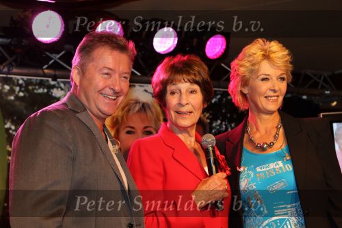 Volendam, 8 September 2010
Uitreiking nieuwe CD van Jan Keizer & Anny Schilder
Mies Bouwman met Jan Keizer en Anny Schilder
Foto Peter Smulders BV