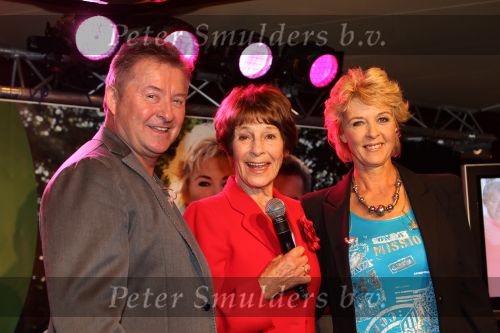 Volendam, 8 September 2010
Uitreiking nieuwe CD van Jan Keizer & Anny Schilder
Mies Bouwman met Jan Keizer en Anny Schilder
Foto Peter Smulders BV