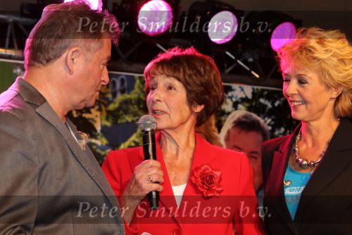 Volendam, 8 September 2010
Uitreiking nieuwe CD van Jan Keizer & Anny Schilder
Mies Bouwman met Jan Keizer en Anny Schilder
Foto Peter Smulders BV