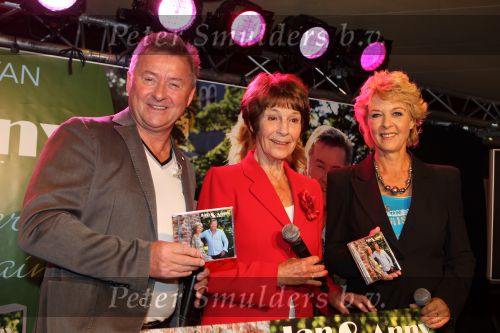 Volendam, 8 September 2010
Uitreiking nieuwe CD van Jan Keizer & Anny Schilder
Mies Bouwman met Jan Keizer en Anny Schilder
Foto Peter Smulders BV