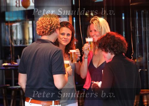 Amsterdam, 3 Juli 2010 Feest in Cafe Europub t.g.v. van de vrijlating Bavariababes Barbara Castelein en Mirte Nieuwpoort
Foto Peter Smulders BV
