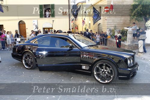 Sienna 17 juli 2010
Yolanthe Cabau v Kasbergen en Wesley Sneijder trouwen in Italie. inter voetballer Mutari met zijn zwangere vrouw kwam in een bentley coupe
Peter Smulders bv