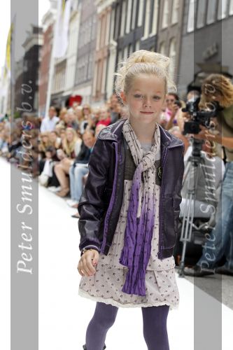 Amsterdam 22 augustus 2010
Grazia PC Catwalk op de pc hooftstraat. Michiel Mol met Paulien Huizinga en hun kinderen Paul Myrthe en Pieter
Peter Smulders bv