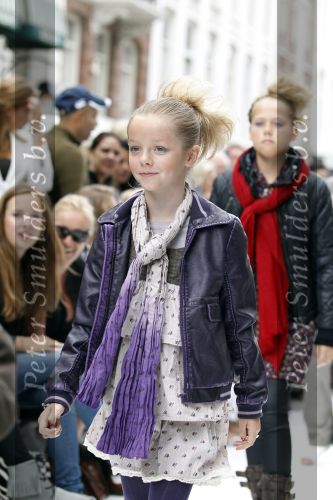 Amsterdam 22 augustus 2010
Grazia PC Catwalk op de pc hooftstraat. Michiel Mol met Paulien Huizinga en hun kinderen Paul Myrthe en Pieter
Peter Smulders bv