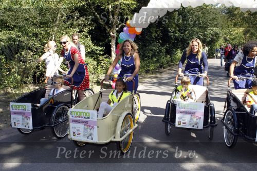 Amsterdam 5 september 2010
Bakfietsenrace georganiseerd door Viva Mama in het vondelpark. Nurlaila Kareem met vriend en kinderen
Peter Smulders bv