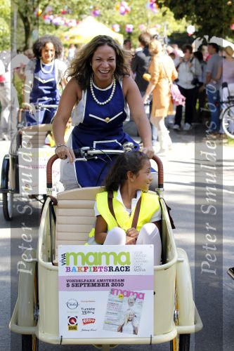 Amsterdam 5 september 2010
Bakfietsenrace georganiseerd door Viva Mama in het vondelpark. Nurlaila Kareem met vriend en kinderen
Peter Smulders bv