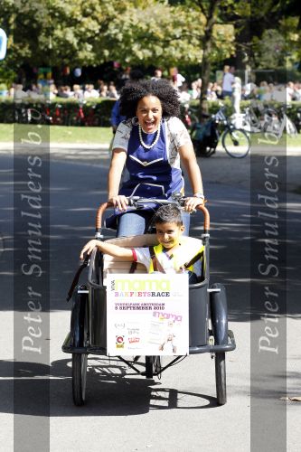Amsterdam 5 september 2010
Bakfietsenrace georganiseerd door Viva Mama in het vondelpark. Nurlaila Kareem met vriend en kinderen
Peter Smulders bv
