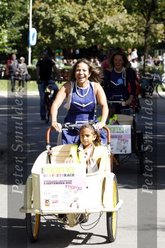 Amsterdam 5 september 2010
Bakfietsenrace georganiseerd door Viva Mama in het vondelpark. Nurlaila Kareem met vriend en kinderen
Peter Smulders bv