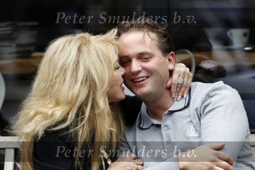 Amsterdam 1 september 2010
Patricia Paay met vriend Nicky v Dam en zijn vader op terras.
Peter Smulders bv