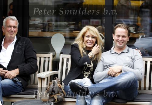 Amsterdam 1 september 2010
Patricia Paay met vriend Nicky v Dam en zijn vader op terras.
Peter Smulders bv