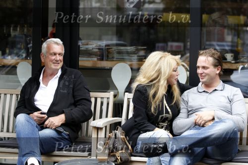 Amsterdam 1 september 2010
Patricia Paay met vriend Nicky v Dam en zijn vader op terras.
Peter Smulders bv