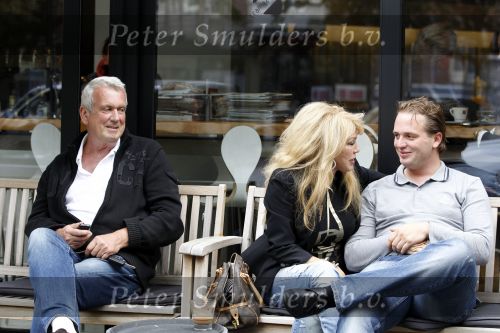 Amsterdam 1 september 2010
Patricia Paay met vriend Nicky v Dam en zijn vader op terras.
Peter Smulders bv
