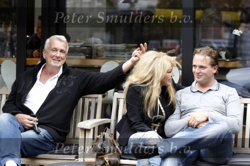 Amsterdam 1 september 2010
Patricia Paay met vriend Nicky v Dam en zijn vader op terras.
Peter Smulders bv