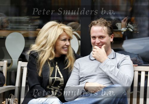 Amsterdam 1 september 2010
Patricia Paay met vriend Nicky v Dam en zijn vader op terras.
Peter Smulders bv