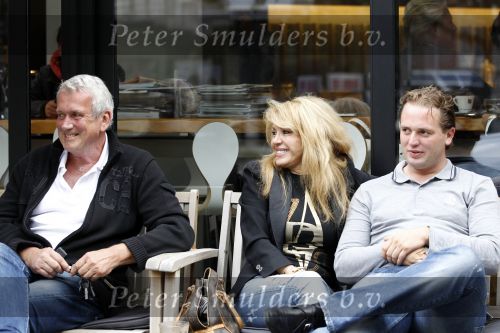 Amsterdam 1 september 2010
Patricia Paay met vriend Nicky v Dam en zijn vader op terras.
Peter Smulders bv