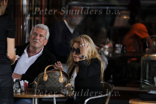 Amsterdam 24 september 2010
Patricia Paay met haar schoonvader de vader van Nicky v Dam op terras nadat ze op huizenjacht zijn geweest.
Peter Smulders bv
