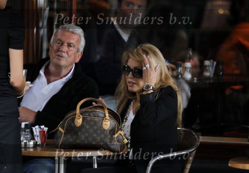 Amsterdam 24 september 2010
Patricia Paay met haar schoonvader de vader van Nicky v Dam op terras nadat ze op huizenjacht zijn geweest.
Peter Smulders bv