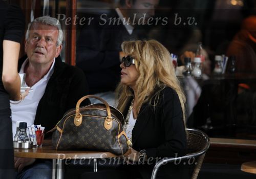 Amsterdam 24 september 2010
Patricia Paay met haar schoonvader de vader van Nicky v Dam op terras nadat ze op huizenjacht zijn geweest.
Peter Smulders bv