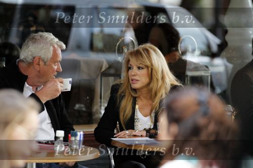 Amsterdam 24 september 2010
Patricia Paay met haar schoonvader de vader van Nicky v Dam op terras nadat ze op huizenjacht zijn geweest.
Peter Smulders bv