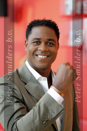 Amsterdam 22 september 2010
Humberto Tan en Patrick Kluivert bij endemol. Patrick draagt armbandje van celnummer van Nelson Mandela
Peter Smulders bv