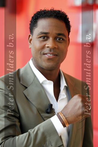 Amsterdam 22 september 2010
Humberto Tan en Patrick Kluivert bij endemol. Patrick draagt armbandje van celnummer van Nelson Mandela
Peter Smulders bv