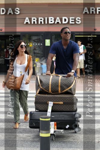 Ibiza 30 juli 2010
Patrick Kluivert zen zijn vrouw Rosanna Kluivert Lima komen aan op het vliegveld van ibiza en rijden daar in een mini cooper cabrio.
Peter Smulders bv
