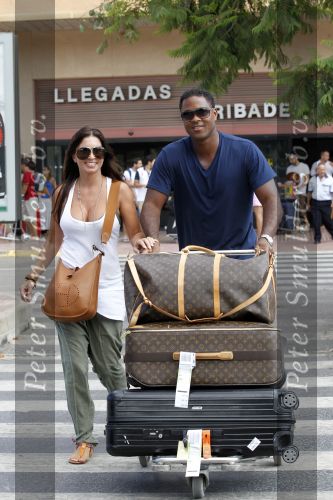 Ibiza 30 juli 2010
Patrick Kluivert zen zijn vrouw Rosanna Kluivert Lima komen aan op het vliegveld van ibiza en rijden daar in een mini cooper cabrio.
Peter Smulders bv