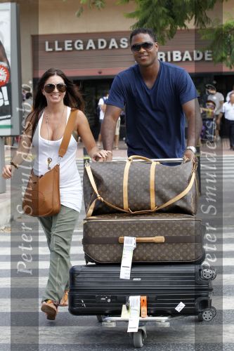 Ibiza 30 juli 2010
Patrick Kluivert zen zijn vrouw Rosanna Kluivert Lima komen aan op het vliegveld van ibiza en rijden daar in een mini cooper cabrio.
Peter Smulders bv