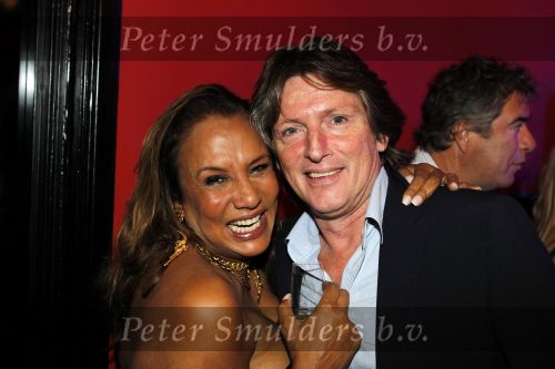 Amsterdam 19 september 2010
1 jarig bestaan van de Red Sun in Amsterdam. Er wordt geld ingezameld voor stop kindermisbruik. Patty Brard en Erik de Zwart
Peter Smulders bv