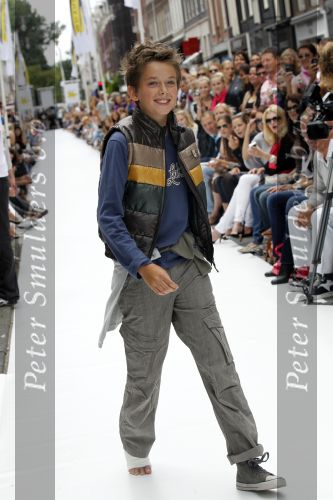 Amsterdam 22 augustus 2010
Grazia PC Catwalk op de pc hooftstraat. Michiel Mol met Paulien Huizinga en hun kinderen Paul Myrthe en Pieter
Peter Smulders bv