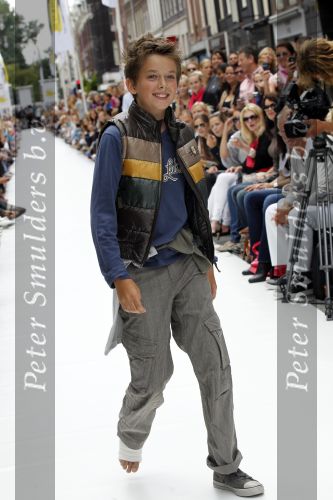 Amsterdam 22 augustus 2010
Grazia PC Catwalk op de pc hooftstraat. Michiel Mol met Paulien Huizinga en hun kinderen Paul Myrthe en Pieter
Peter Smulders bv