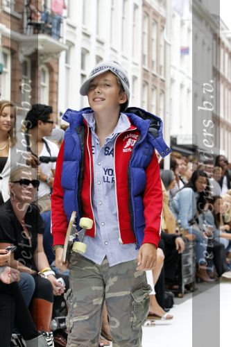 Amsterdam 22 augustus 2010
Grazia PC Catwalk op de pc hooftstraat. Michiel Mol met Paulien Huizinga en hun kinderen Paul Myrthe en Pieter
Peter Smulders bv