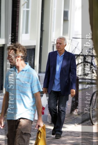 Amsterdam 3 augustus 2010
Paul Witteman lekker wandelend in het zonnetje in Amsterdam.
Peter Smulders bv