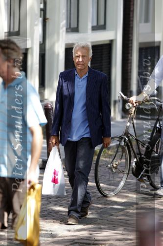 Amsterdam 3 augustus 2010
Paul Witteman lekker wandelend in het zonnetje in Amsterdam.
Peter Smulders bv