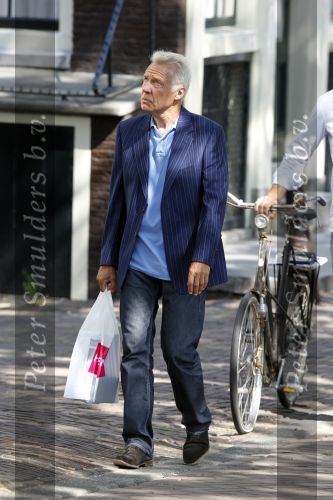 Amsterdam 3 augustus 2010
Paul Witteman lekker wandelend in het zonnetje in Amsterdam.
Peter Smulders bv