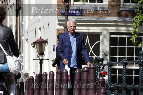 Amsterdam 3 augustus 2010
Paul Witteman lekker wandelend in het zonnetje in Amsterdam.
Peter Smulders bv