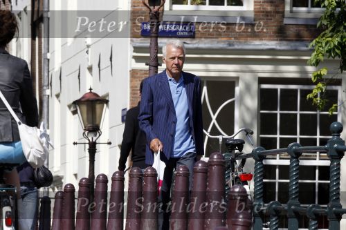 Amsterdam 3 augustus 2010
Paul Witteman lekker wandelend in het zonnetje in Amsterdam.
Peter Smulders bv