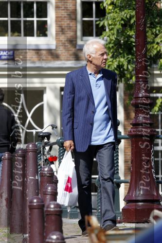 Amsterdam 3 augustus 2010
Paul Witteman lekker wandelend in het zonnetje in Amsterdam.
Peter Smulders bv